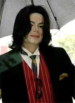 Michael Jackson ankommer rettslokalene i Santa Barbara mandag. Foto: Connie Aramaki, AP Photo.