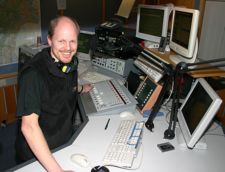 Radiolytterne mener NRK P1 har både de beste programlederne og er best på distriktsstoff. Noe som gleder Morten Karlsen ved NRK Trøndelag. (Foto: Jon-Annar Fordal)