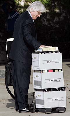 Michael Jacksons forsvarsadvokat Thomas Mesereau Jr. ankommer rettslokalet med alle sine dokumenter. Foto: Nick Ut, AP Photo.