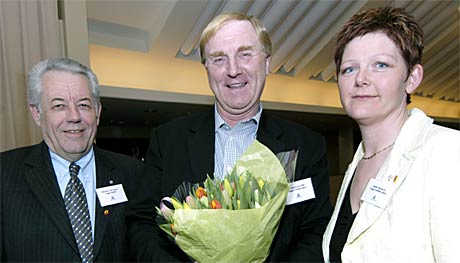 Svein Atle Roseth (i midten) fekk overrekt gullnåla av styreleiar Susanne Bratli (t.h.) og direktør Leif A. Ellevset (t.v.) på Trygg Trafikk sitt landsmøte. (Foto: Simen Sunde/Trygg Trafikk)