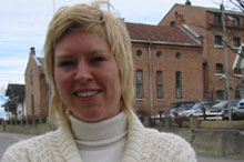 Teaterinstruktør Dorthe Hagen har hjulpet de innsatte med forestillingen.(Hamar fengsel i bakgrunnen.Foto:NRK)