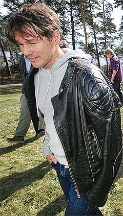 Morten Harket på vei opp til Norsk Hydros lokaler på Vækerø onsdag for å fortelle at a-ha skal spille på industrigigantens gratiskonsert i Frognerparken i august. Foto: Scanpix.