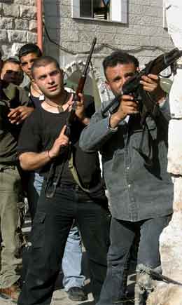 Militante frå Al Aqsa-brigadane i aksjon under eit israelsk raid i Nablus sist helg. (Foto: AP/Scanpix)