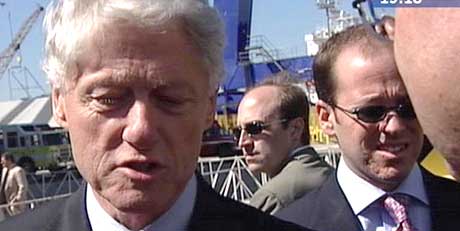 ROSE RØKKE: USAs tidligere president Bill Clinton roste Røkke under en markering ved Aker Kværners verft i Philadelphia torsdag. (Foto: NRK)