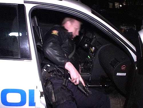 Politiet bevæpnet seg med maskinpistoler før de gikk til aksjon. Foto: Frank Nygård, NRK.