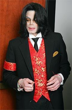 Michael Jackson snakker med noen i det han forlater rettssalen i Santa Barbara torsdag. Foto: Robyn Beck, AP Photo.
