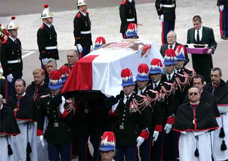 Fredag 15. april vart fyrst Rainier gravlagd i Monaco. (Foto: AFP/Scanpix)