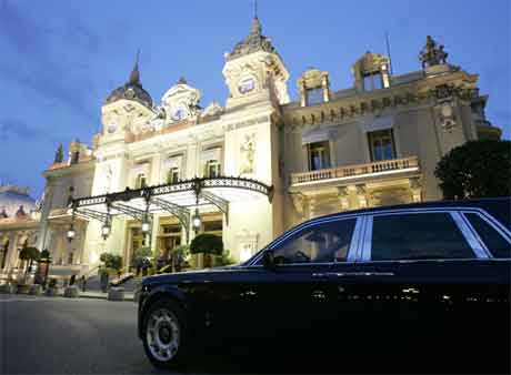 Det vidgjetne kasinoet i Monaco er eit av symbola på rikdomen som pregar fyrstedømmet. (Foto: AFP/Scanpix)