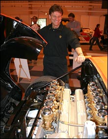 Harald Skjøldt har lov å smile der han titter ned på den tverrstilte V12-eren. 
