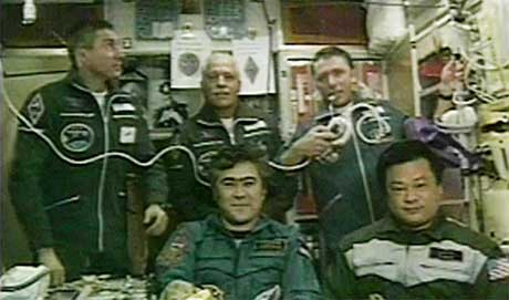 Folkerikt på ISS. Foran sitter det gamle mannskapet, Sharipov (t.v.) og Chiao. Bak står nykomlingene Krikalev (t.v.), Philips og Vittori. (Foto: NASA/Reuters/Scanpix)