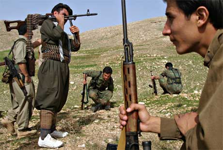 Kurdiske soldater i peshmerga-militsen trener i fjellene nord i Irak. De nekter  bli integrert i den nye irakiske hren. (Foto: AP/Scanpix)