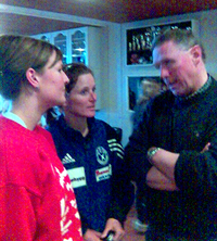 Kaptein Silje Benonisen, sportslig leder Nina Winger og leder Johannes Berger diskuterer nedrykket etter kampen (Foto: Anne Marie Hvattum).