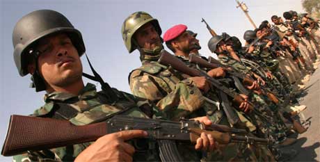 Irakiske soldater forberedte seg i går på å omringe Madaen, der de trodde det var tatt 150 gisler (Scanpix/Reuters)