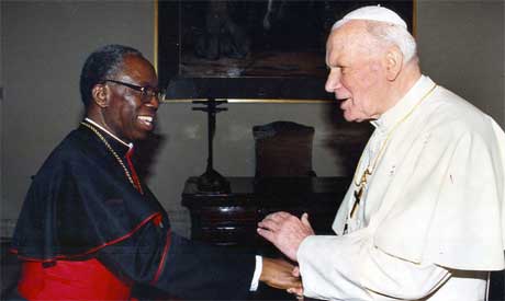 Den nigerianske kardinalen Francis Arinze er blant favorittene til å etterfølge pave Johannes Paul II. Her hilser han på paven i et ikke datert fotografi. (Arkivfoto: Reuters/Scanpix)