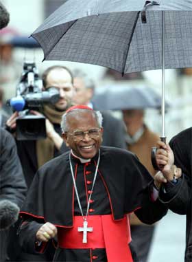 Kardinal Arinze på vei til Vatikanet. (Foto: AP/Scanpix)