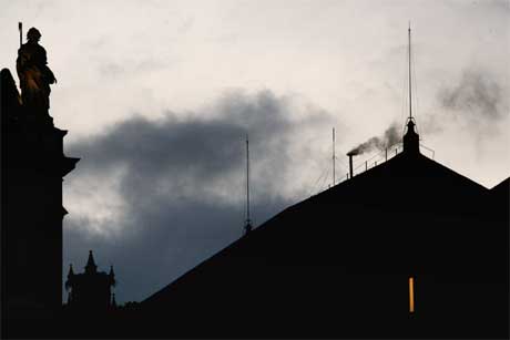 Svart røyk stiger opp fra skorsteinen på Det sixtinske kapell. (Foto: AFP/Scanpix)