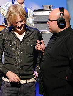 Øystein Greni ble intervjuet av programleder i Kveldsåpent Eirik Kjos før konserten begynte. Foto: Arne Kristian Gansmo, NRK.