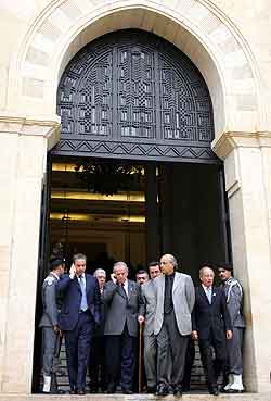 Opposisjonen ved ingangen til parlamentet i Beirut under regjeringsforhandlingene. Foto: Murad Sezer, AP