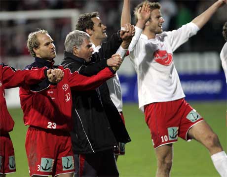 FFKs Roger Risholt, Egil Olsen / Egil "Drillo" Olsen, Markus Ringberg og målscorer Øyvind Hoås jubler etter kampen mot Viking i Fredrikstad mandag kveld. Foto Knut Falch / SCANPIX FFKs Roger Risholt, Egil Olsen / Egil "Drillo" Olsen, Markus Ringberg og målscorer Øyvind Hoås jubler etter kampen mot Viking i Fredrikstad mandag kveld. Foto Knut Falch / SCANPIX