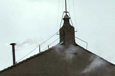 Ingen tvil: Røyken er hvit, og en ny pave er valgt. (Foto: AFP/Scanpix)