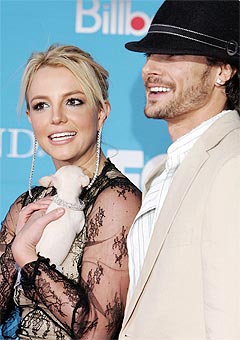 Britney Spears og ektemannen Kevin Federlane skal bli foreldre sammen, men Federlines eksdame synes kanskje det ikke er noen god ide. Foto: Frazer Harrison, AFP Photo.