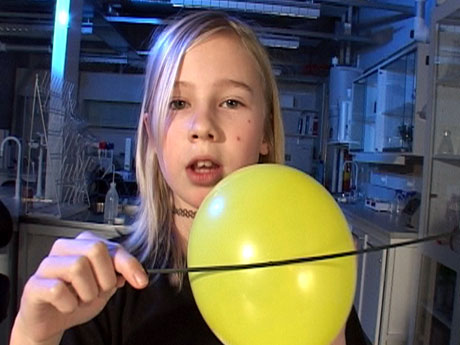 Du trenger bare en spiss pinne og en ballong for å gjøre dette forsøket (Foto: NRK)