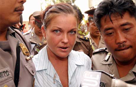 NERVØS: Schapelle Corby virket nervøs da hun ankom rettslokalet på Bali i dag. (Foto: Scanpix / Reuters)