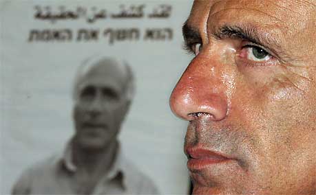 Mordechai Vanunu foran en plakat med hans bilde og den hebraiske teksten: «Han avslørte sannheten», 15. april 2005. Foto: AFP/ Gali Tibbon/ Scanpix