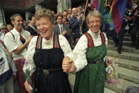 Karen Christine Friele og Wenche Lowzow var de først i Norge som inngikk partnerskap. Er det på tide at homofile får gifte seg? Foto: Lise Åserud, SCANPIX Karen Christine Friele og Wenche Lowzow var de først i Norge som inngikk partnerskap. Er det på tide at homofile får gifte seg? Foto: Lise Åserud, SCANPIX