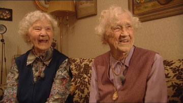 Siri Ingvarsson og Gunnhild Gällstedt er hundre år og Nordens eldste tvillingpar. Gjennom årene har de deltatt i mange medisinske studier. Foto: NRK