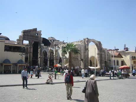 Ved byporten til gamlebyen i Damaskus.(Foto:NRK)