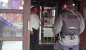 Politiet møtte banksjefen i døra da de ankom banken etter ranet torsdag. Politiet møtte banksjefen i døra da de ankom banken etter ranet torsdag.