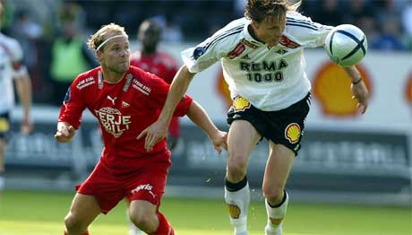 Sist lagene møttes på Lerkendal stadion. Her header Frode Johnsen (t.h.) ballen vekk fra Roger Risholt. ( Foto: Gorm Kallestad / SCANPIX ) Sist lagene møttes på Lerkendal stadion. Her header Frode Johnsen (t.h.) ballen vekk fra Roger Risholt. ( Foto: Gorm Kallestad / SCANPIX )