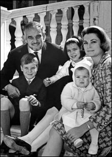 Grace Kelly, fyrst Rainier III og barna Albert, Caroline og Stephanie. (Foto: Scanpix)