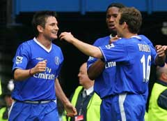 Frank Lampard (t.v.) jubler sammen med Arlen Robben og Didier Drogba etter 2-1-målet . (Foto: Reuters/Scanpix) Frank Lampard (t.v.) jubler sammen med Arlen Robben og Didier Drogba etter 2-1-målet . (Foto: Reuters/Scanpix)