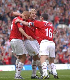 Manchester Uniteds Wes Brown (t.v.) jubler sammen med Alan Smith og Roy Keane etter 2-1-målet. (Foto: AFP/Scanpix)