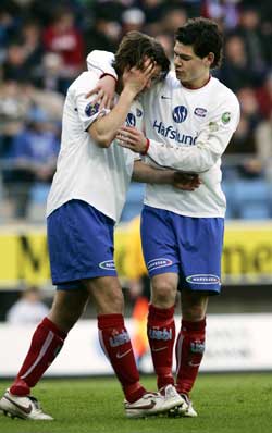 Morten Berre (t.v.) skadet seg duellen der han gjorde 1-1 i kampen mellom Molde og Vålerenga søndag. Daniel Fredheim Holm (t.h.) var blant de første til å gratulere Berre. (Foto: Erlend Aas / SCANPIX)