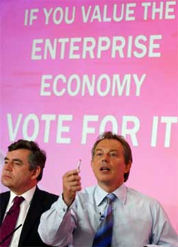 Tony Blair slo hardt tilbake mot opposisjonen i dag. Til venstre finansminister Gordon Bropwn Tony Blair slo hardt tilbake mot opposisjonen i dag. Til venstre finansminister Gordon Bropwn