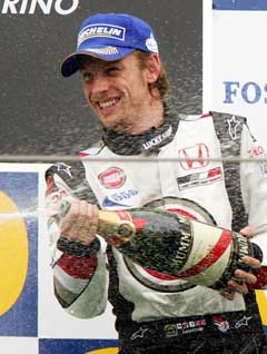 Jenson Button sprutet champagne etter 3. plassen på Imola-banen. (Foto: AP/Scanpix)