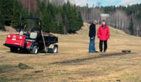Peder Mørk og Arne Tronsmo ser på skader på golfbanen. Foto: NRK Peder Mørk og Arne Tronsmo ser på skader på golfbanen. Foto: NRK