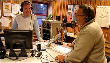 Stian Sjursen og Birger Meland i radiostudio p morgonsending. (Foto: Arild Nyb, NRK)
