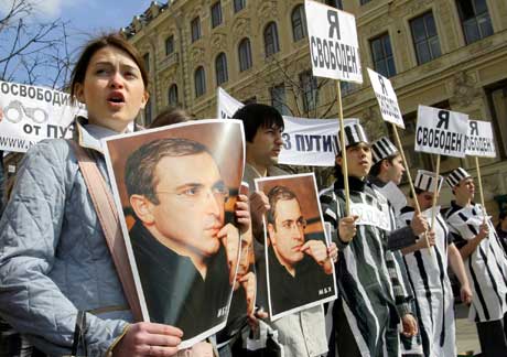 Tilhengere av Khodorkovskij var raskt ute på gatene da det ble kjent at kjennelsen var utsatt (Scanpix/AFP)
