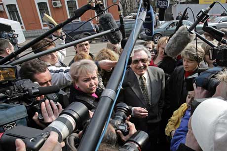 -Utsettelsen skyldes den store interessen saken har vakt i utlandet, sa Boris Khodorkovskij, Mikhails far, til journalister utenfor rettslokalet (Scanpix(AFP)