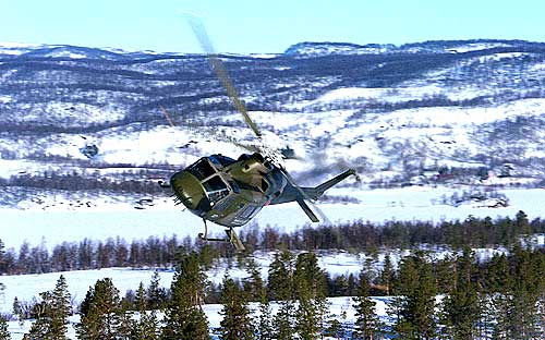 Det er helikoptre av denne Bell-typen som kan gå inn som reserveløsning i ambulansetjenesten. Foto: TorbjørnKjosvold/Forsvarets mediesenter.