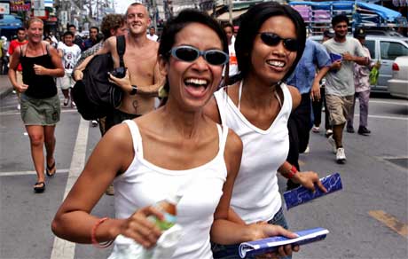 Thailendere og turister tok øvelsen med et smil. (Foto: Scanpix / Reuters)