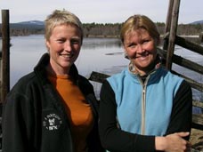 Kari Toft (til venstre) blir med Kristin Evensen Gangås ned i et bjørnehi i friluftsmagasinet. Foto: Trond Høye. 