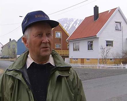 Kåre Hansen er pensjonert postbestyrer på Sørvær. (Foto: Harald Gundersen/NRK)