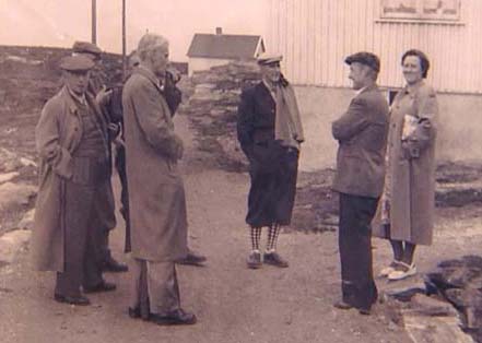 På slutten av 50-tallet var Hamars Sørvær-komite på besøk på Sørvær for å se hvordan gjenreisinga hadde gått.