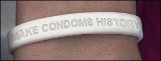 Med dette armbåndet viser du din medfølelse med de 25 millioner afrikanere som er HIV-smittet. Med dette armbåndet viser du din medfølelse med de 25 millioner afrikanere som er HIV-smittet.