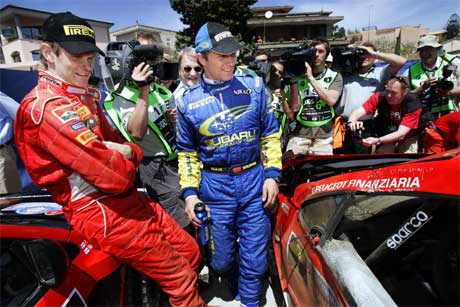 Petter Solberg og Marcus Grönholm ser på den ødelagte bilen til sistnevnte. Grönholm rullet og endte på 22. plass etter tre fartsprøver. Etter 14 fartsprøver har Grönholm kjørt seg opp til tredjeplass. (Foto: Heiko Junge / SCANPIX ) Petter Solberg og Marcus Grönholm ser på den ødelagte bilen til sistnevnte. Grönholm rullet og endte på 22. plass etter tre fartsprøver. Etter 14 fartsprøver har Grönholm kjørt seg opp til tredjeplass. (Foto: Heiko Junge / SCANPIX )